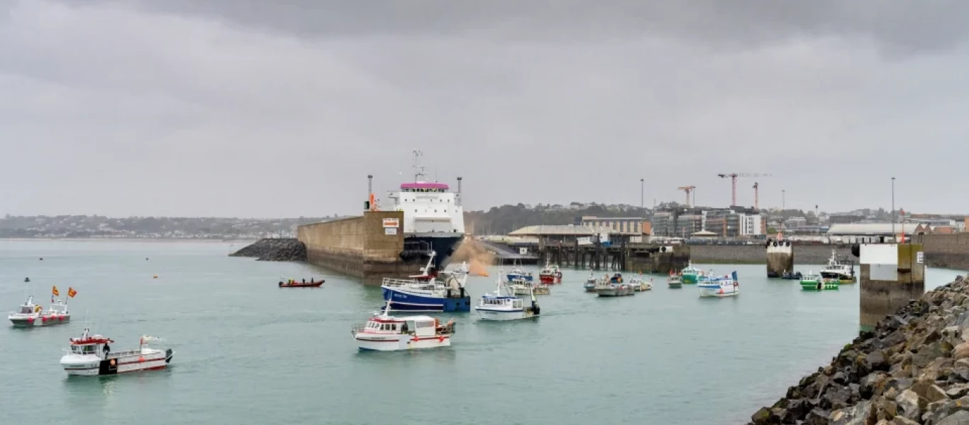 Αποχώρησαν αλλά παραμένουν σε ετοιμότητα τα βρετανικά πολεμικά - Γάλλοι ψαράδες: «Την επόμενη φορά θα έχουμε πόλεμο»